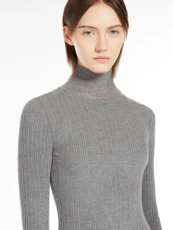 Abito in maglia con collo a lupetto