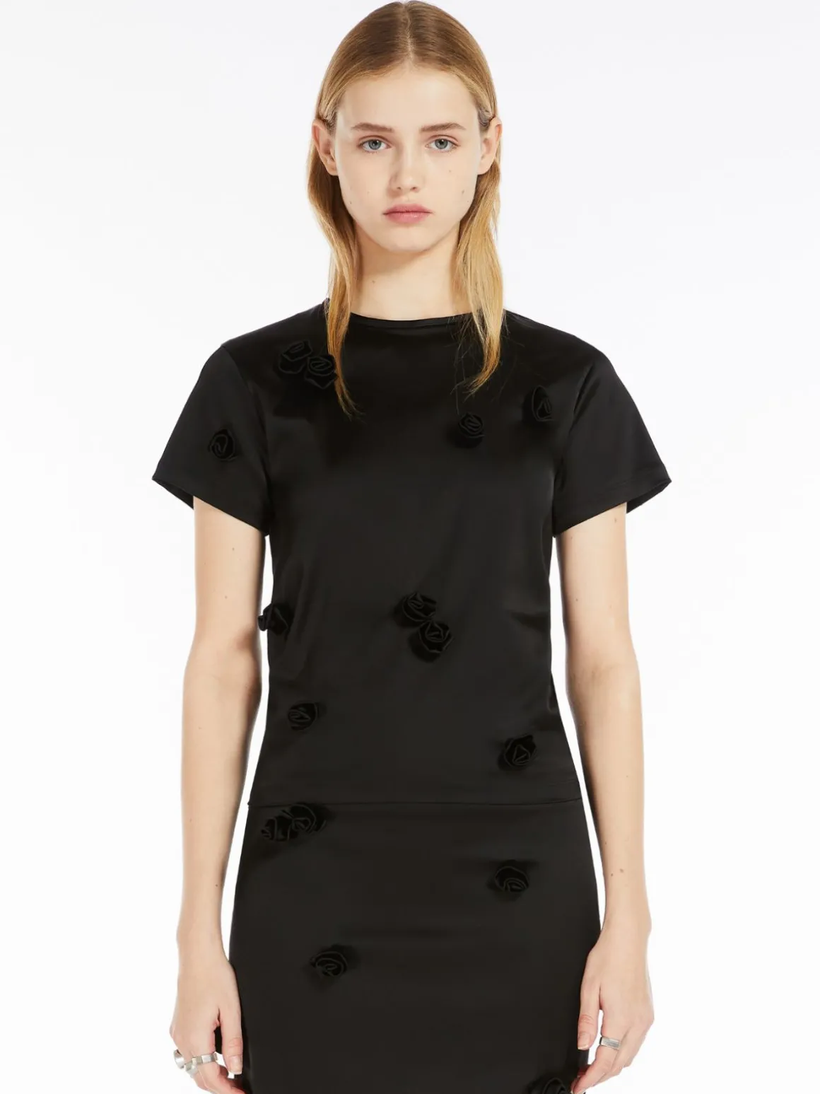Top aderente con rose ricamate