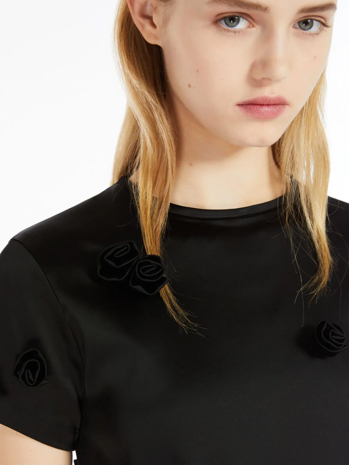 Top aderente con rose ricamate